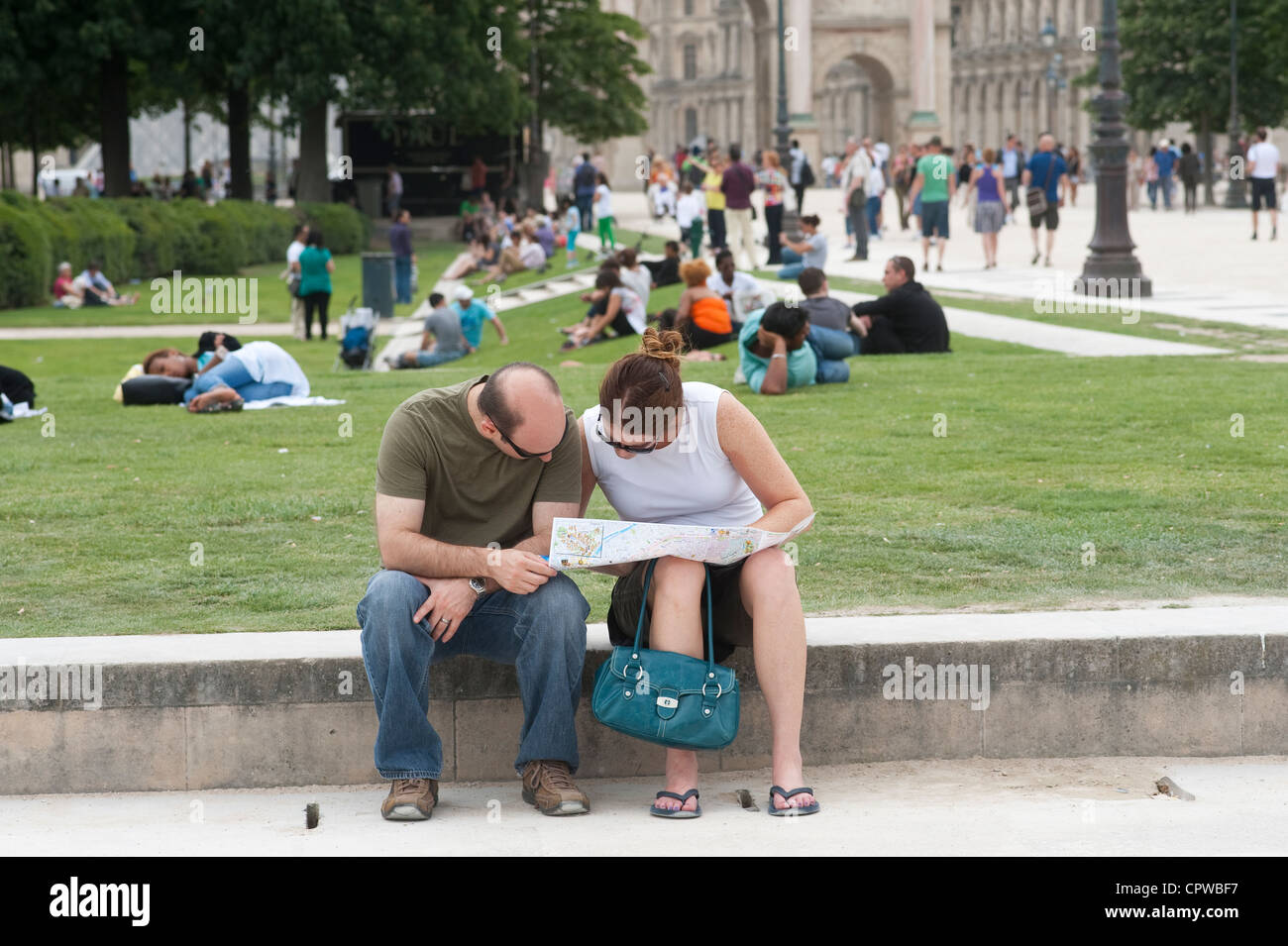 Paris, France - Adulte couple looking at a map Banque D'Images