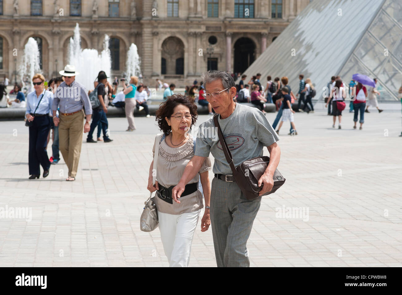 Paris, France - un couple japonais balade au Louvre. Banque D'Images