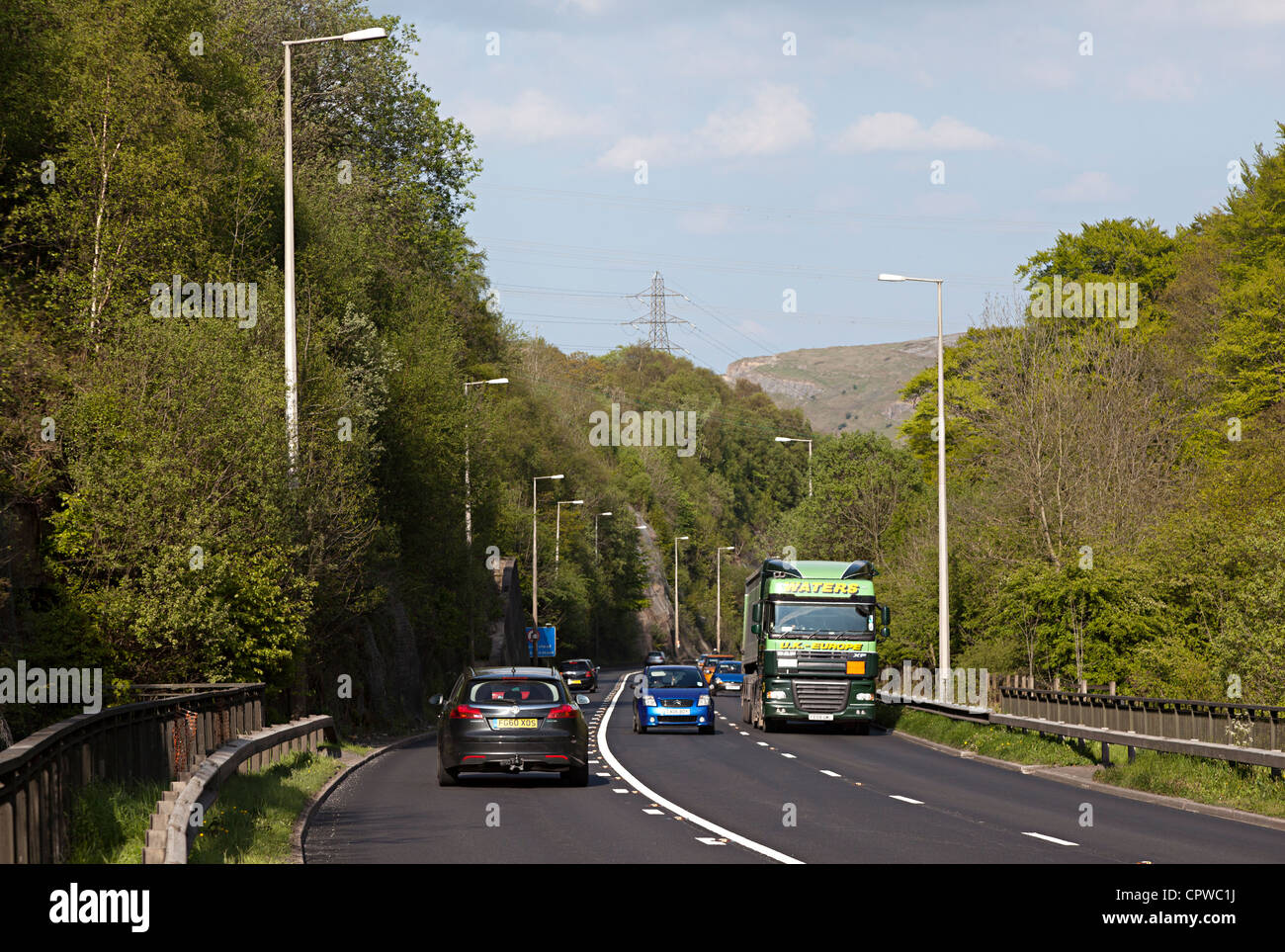 Le trafic sur l'A465 trois chefs de file les vallées route à travers la gorge de Clydach, Pays de Galles, Royaume-Uni, en raison de l'élargissement Banque D'Images