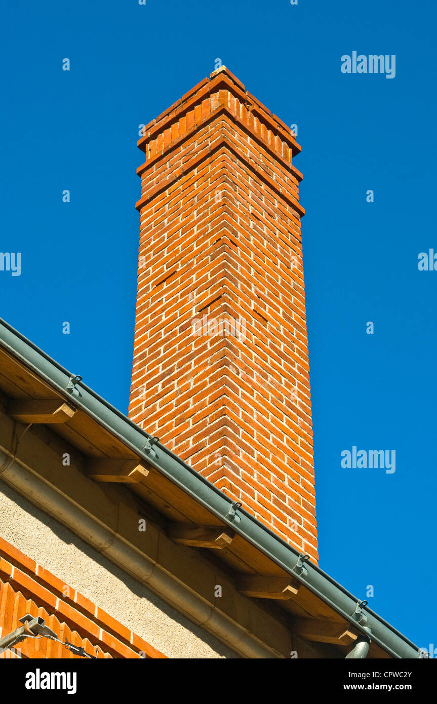 Grande maison en brique rouge cheminée - France. Banque D'Images