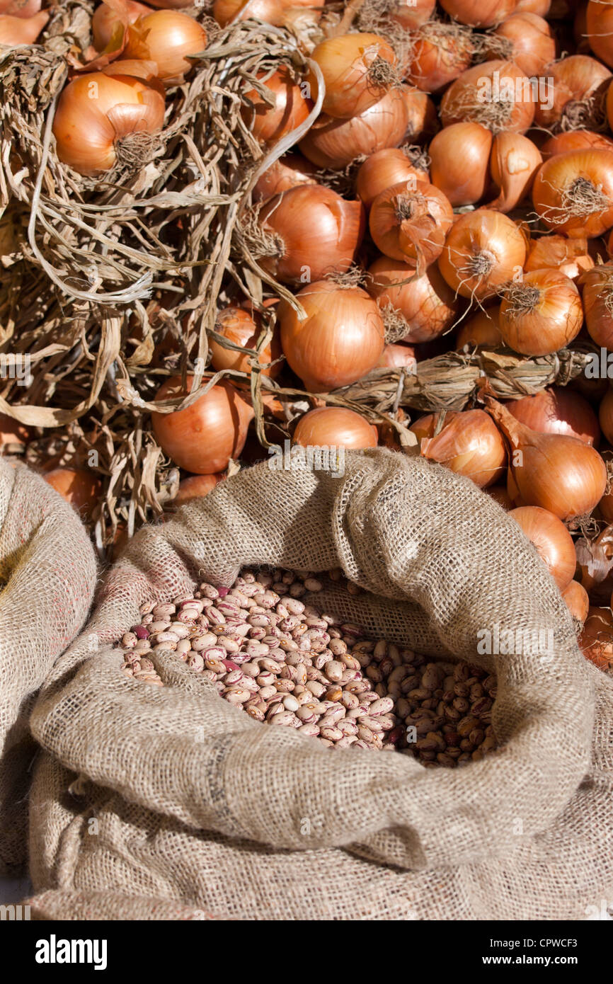 Les oignons et les haricots secs borlotti en vente dans les marchés alimentaires de Pienza, Toscane, Italie Banque D'Images