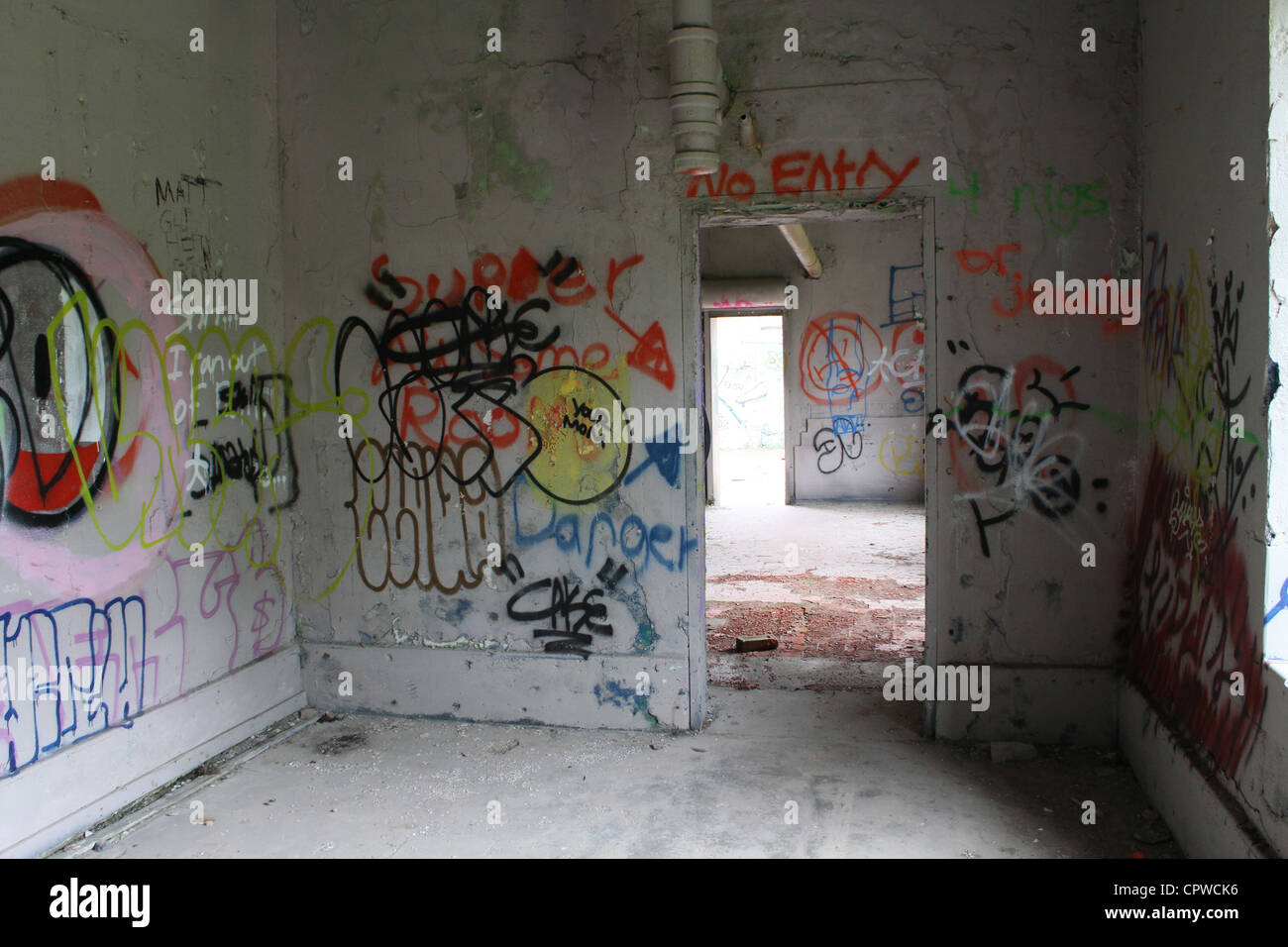 Vandalisme par graffitis bâtiment abandonné prix Banque D'Images