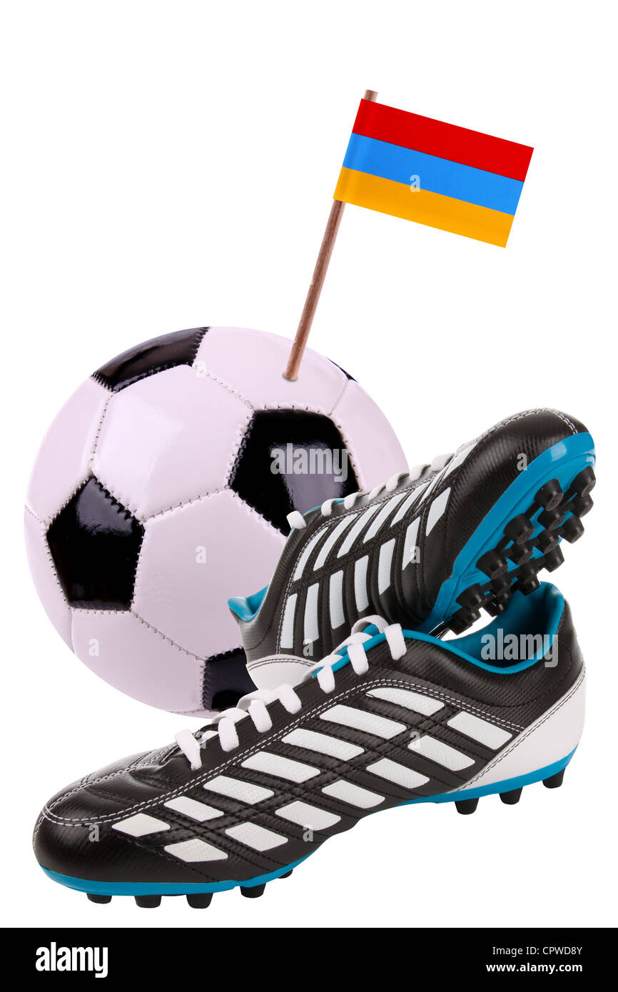 Paire de chaussures de football à crampons ou avec un petit drapeau de l'Arménie Banque D'Images