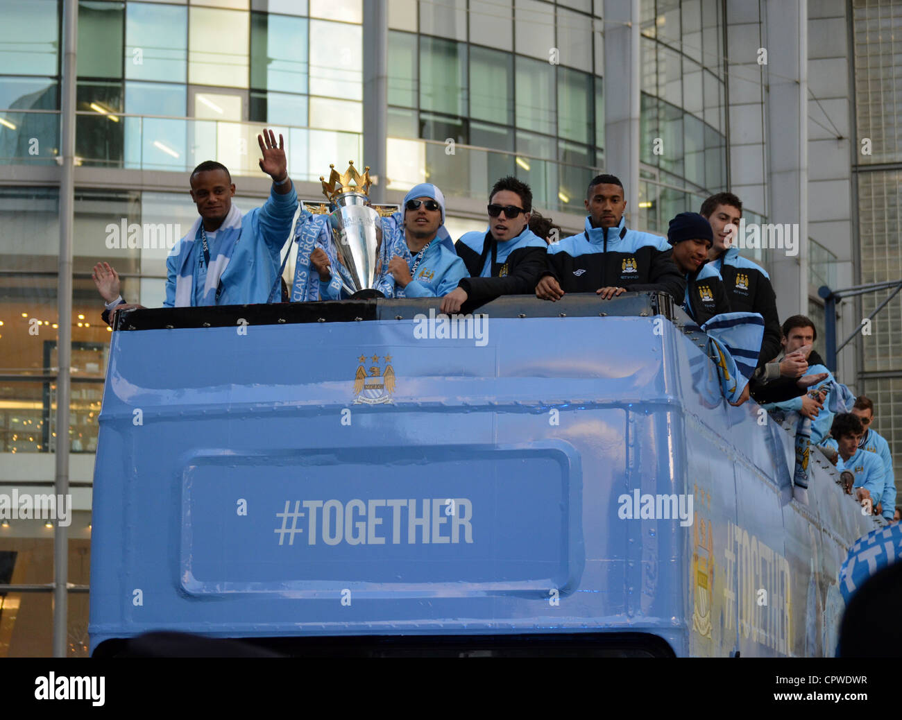 Les joueurs de Manchester City montrant outre de la Barclays Premier League Trophy à bord d'un bus à Manchester, Royaume-Uni. Banque D'Images