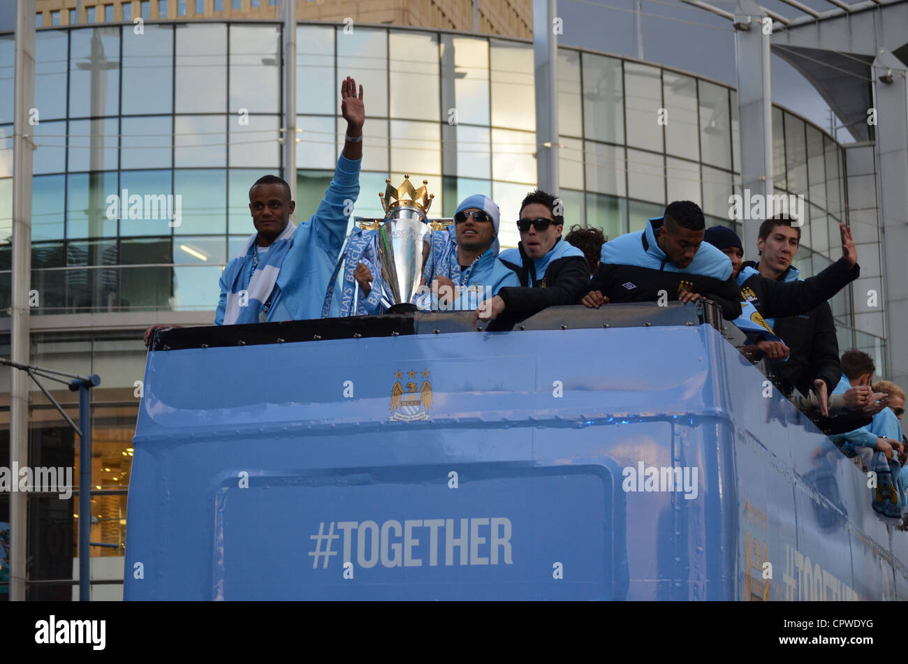 Les joueurs de Manchester City montrant outre de la Barclays Premier League Trophy à bord d'un bus à Manchester, Royaume-Uni. Banque D'Images