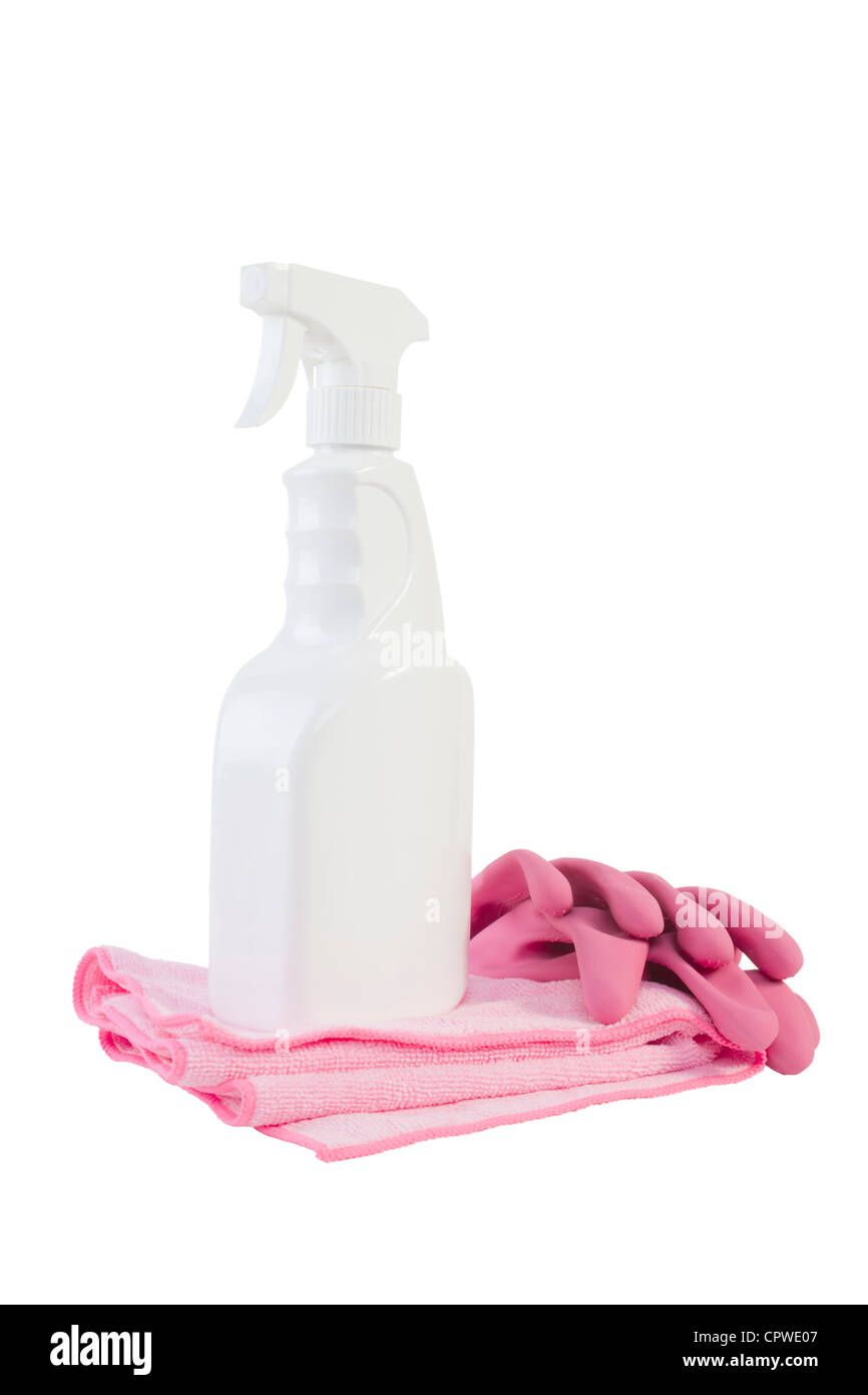 Flacon pulvérisateur de liquide de nettoyage avec un chiffon en microfibre rose rose et des gants en caoutchouc, isolé sur blanc. Banque D'Images