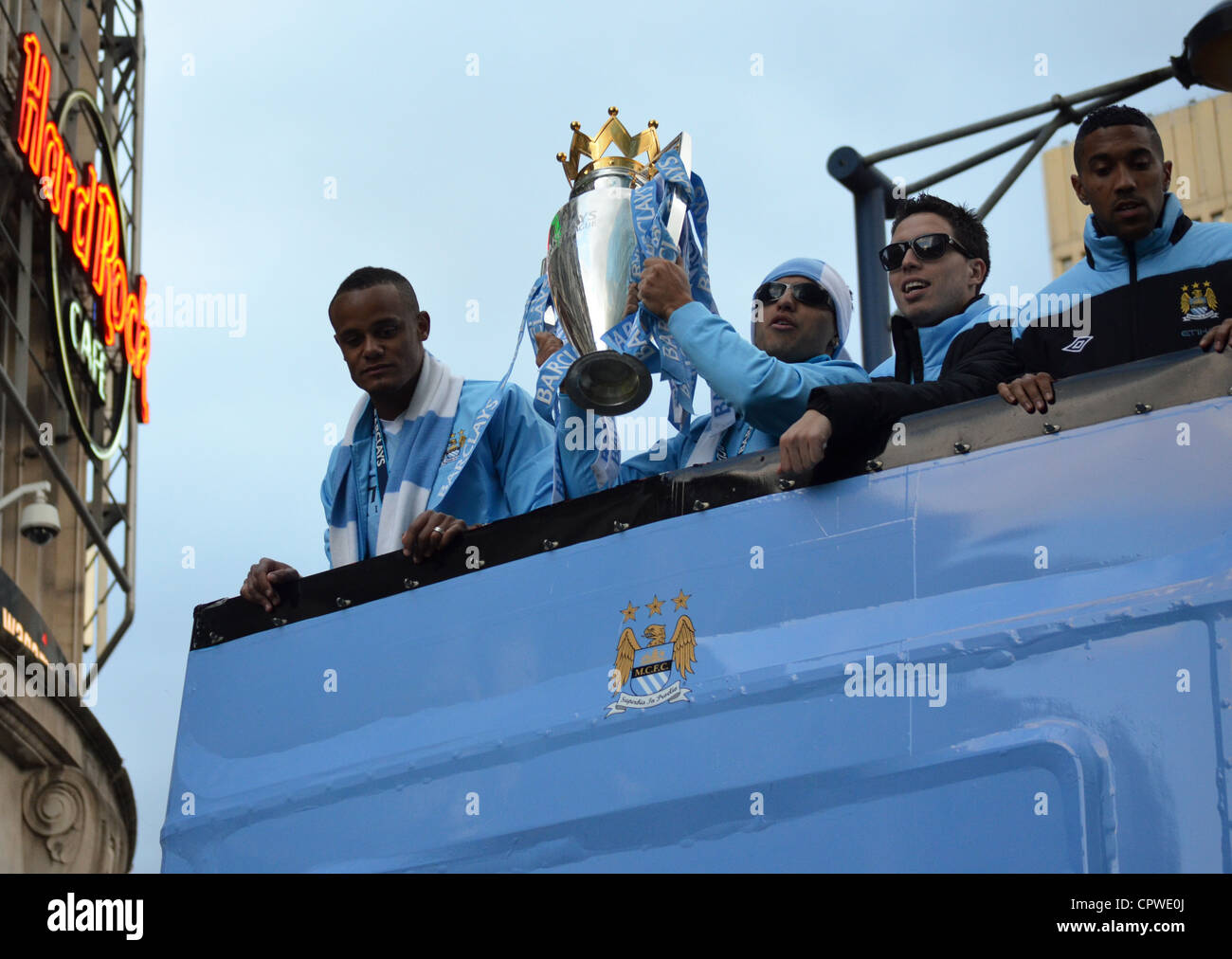 Les joueurs de Manchester City montrant outre de la Barclays Premier League Trophy à bord d'un bus à Manchester, Royaume-Uni. Banque D'Images