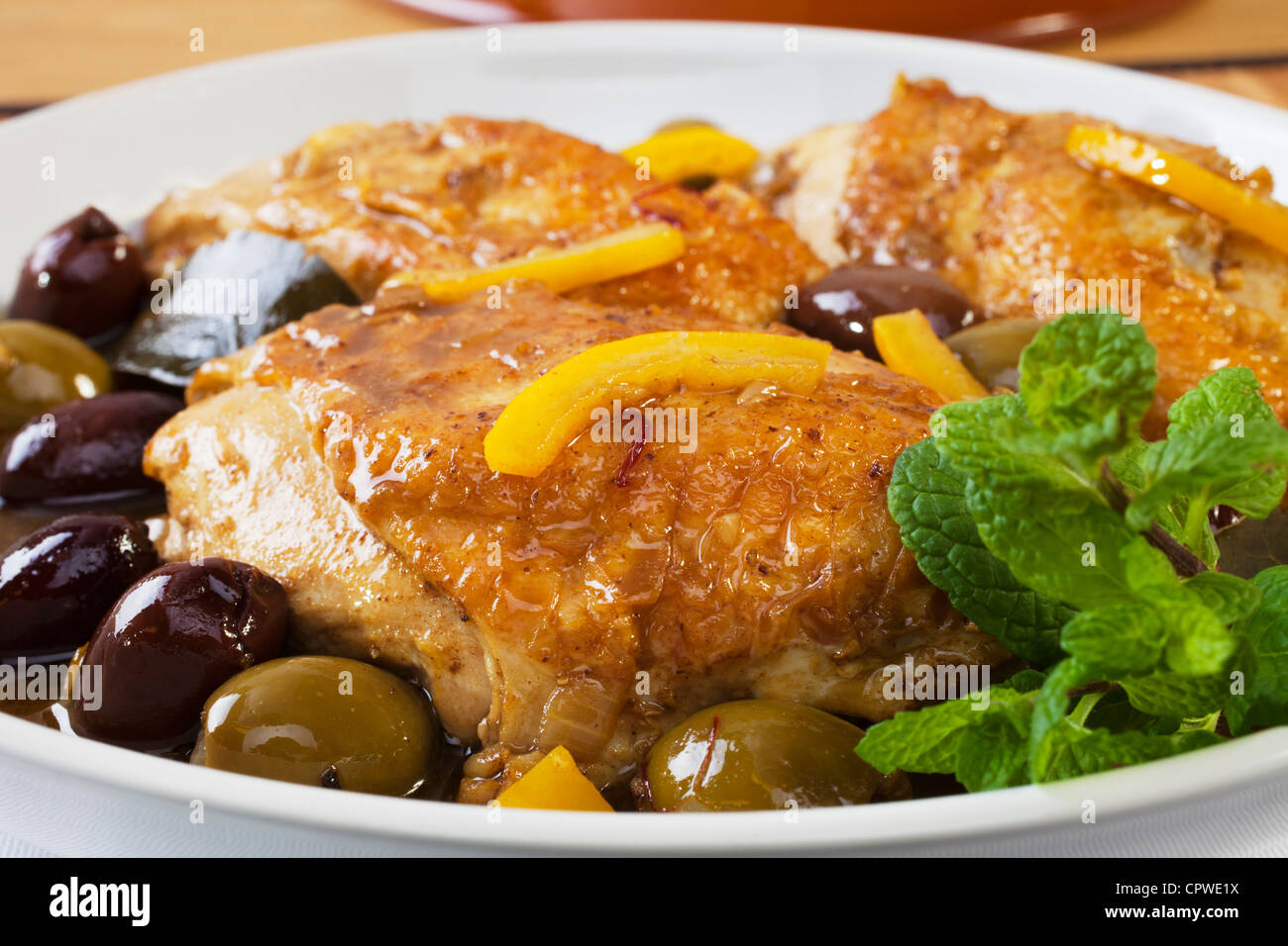 Poulet marocain aux Olives et citron, préservé un plat marocain préféré. Banque D'Images