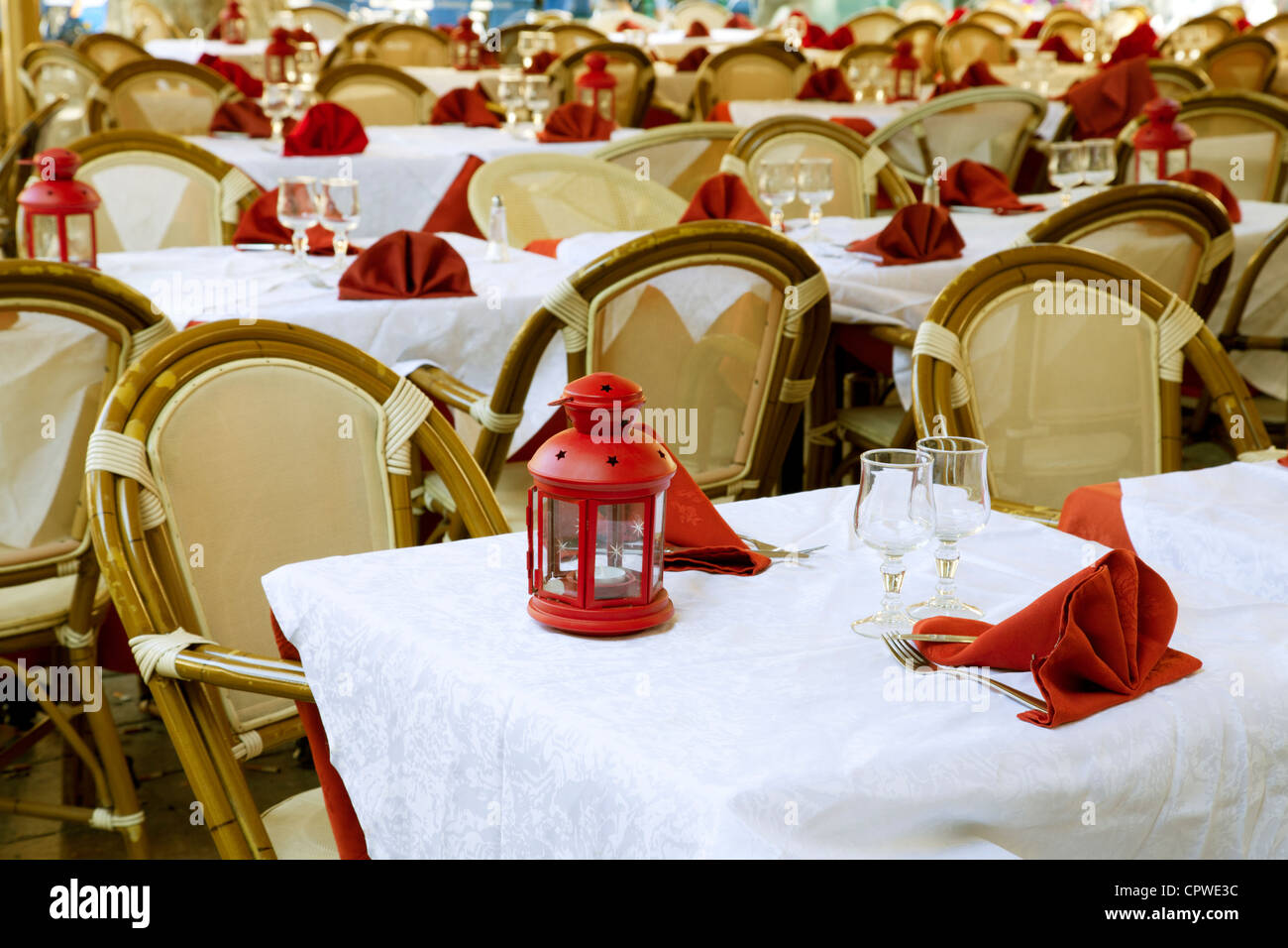 Un restaurant en plein air dans le sud de la France, avec des tables prêt pour le déjeuner. Shallow DOF,,l'accent sur le premier plan. Banque D'Images
