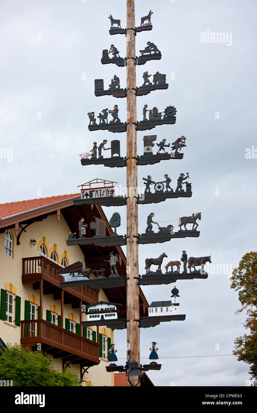 Maypole de scènes pastorales rurales et des métiers à Grassau à Baden-Wurttenberg, Bavière, Allemagne Banque D'Images