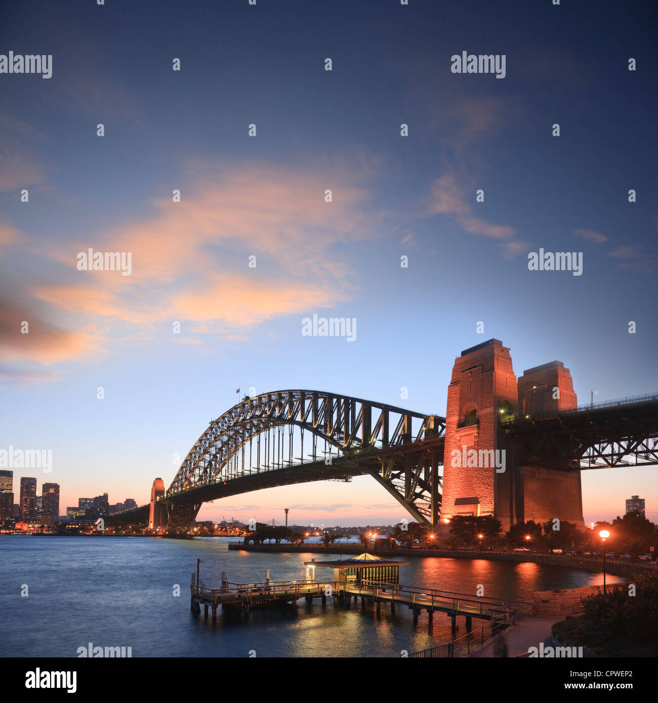 Sydney Harbour Bridge au crépuscule ou le coucher du soleil, de Kirribilli. * Banque D'Images