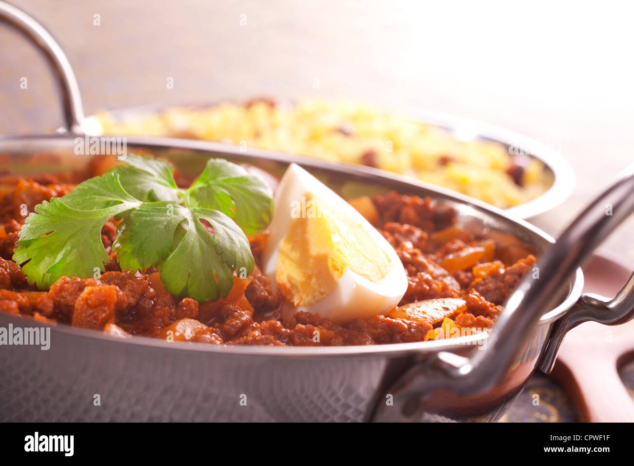 Keema curry dans un plat de Balti, garni d'œuf et la coriandre. Shallow DOF. Banque D'Images