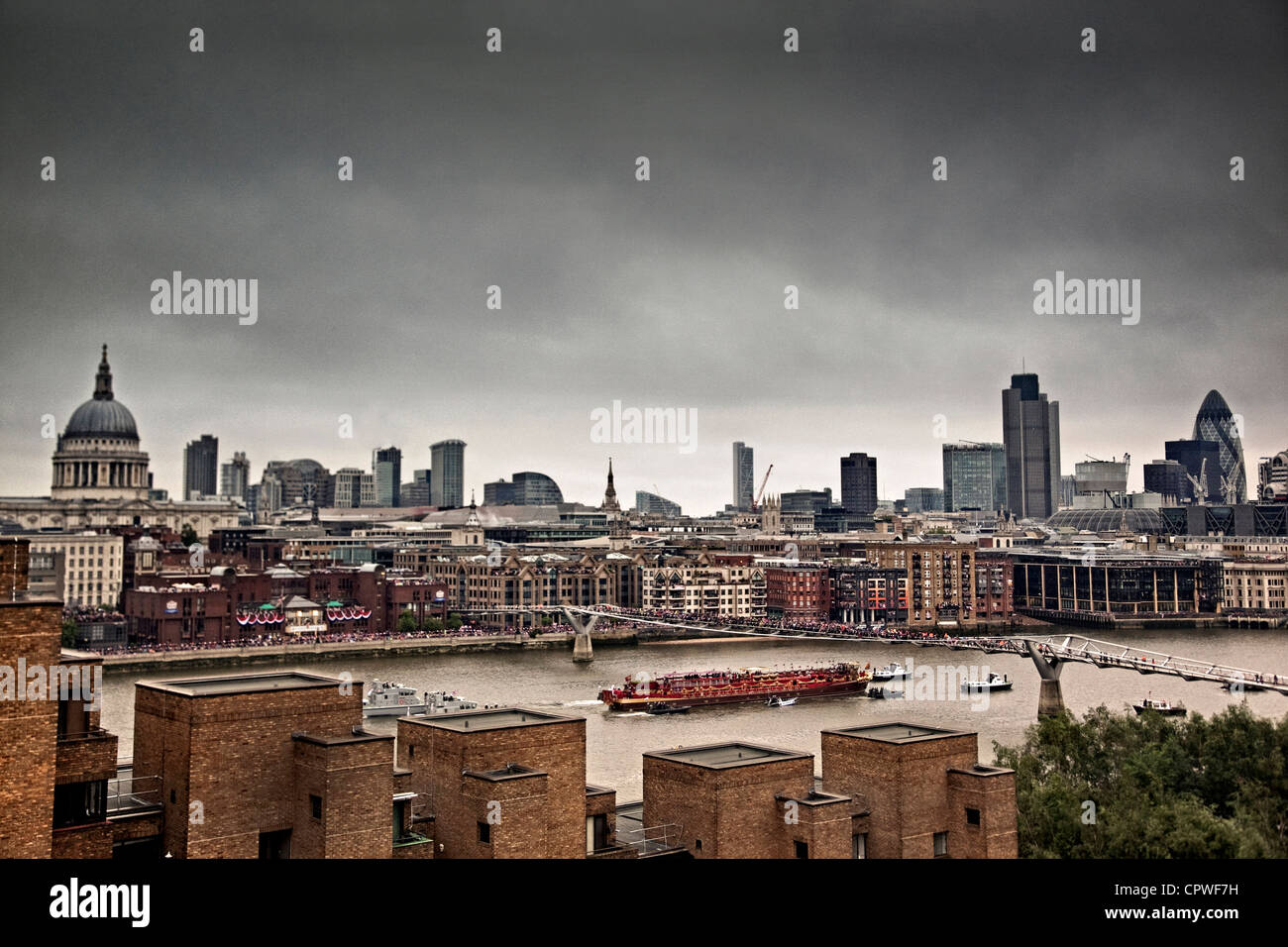 Barge royale en passant sous l'épouse du millénaire dans le cadre de la Diamond Jubilee pageant 2012 Rivière Banque D'Images