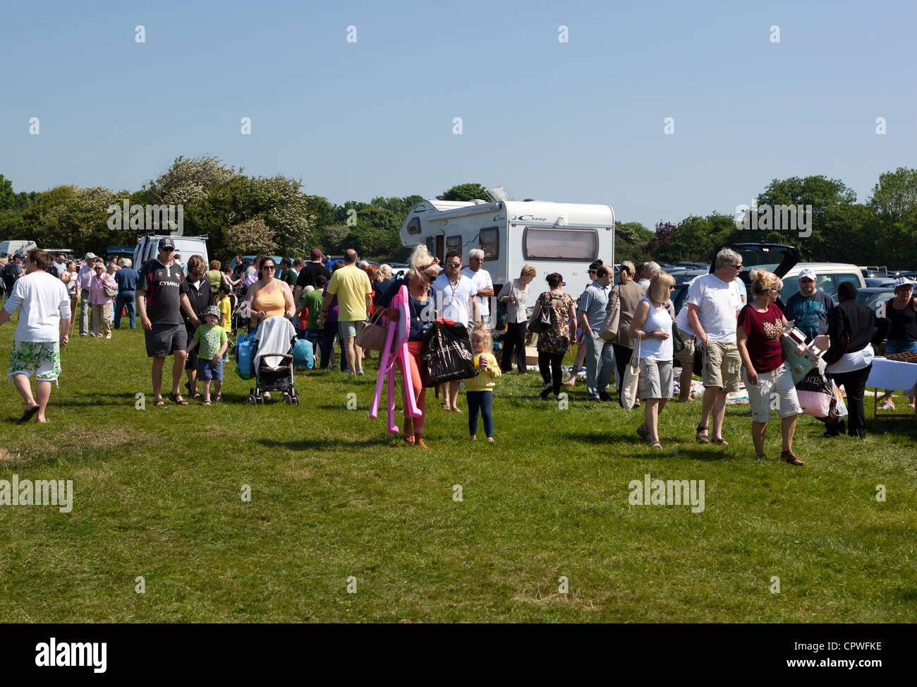 Shoppers at Car Boot Sale Sully Banque D'Images