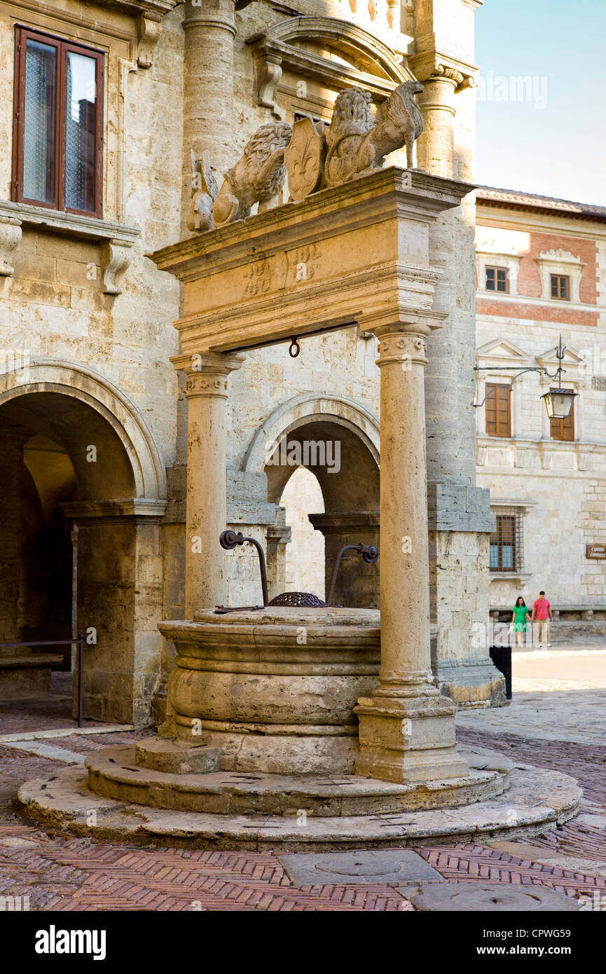 Bien des griffins et lions, 16e siècle, par le Palazzo del Capitano del Popolo, de la Piazza Grande, à Montepulciano, Toscane, Italie Banque D'Images