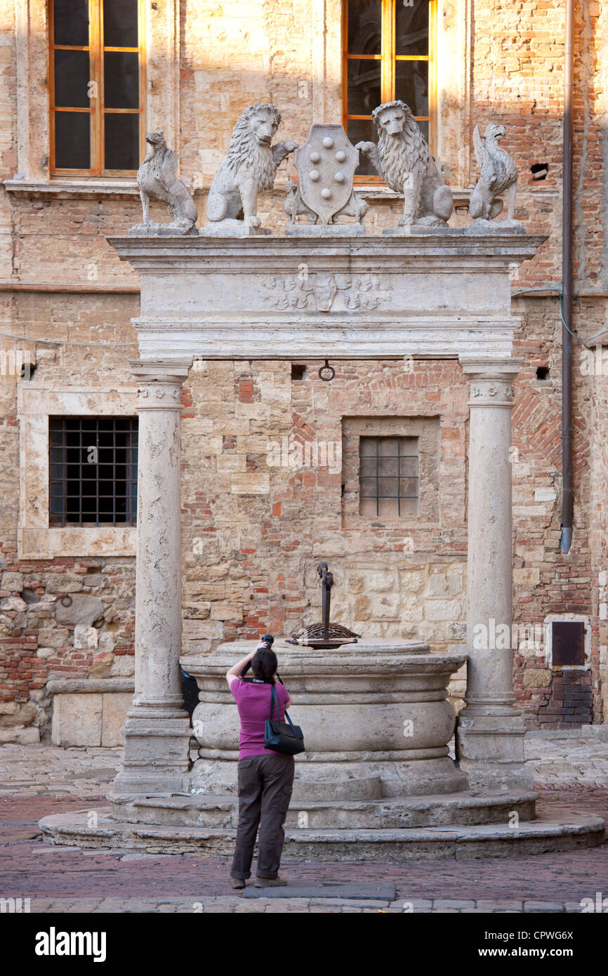 Photographies touristiques bien des griffins et les lions par le Palazzo del Capitano del Popolo à Piazza Grande, Montepulciano, Toscane, Italie Banque D'Images