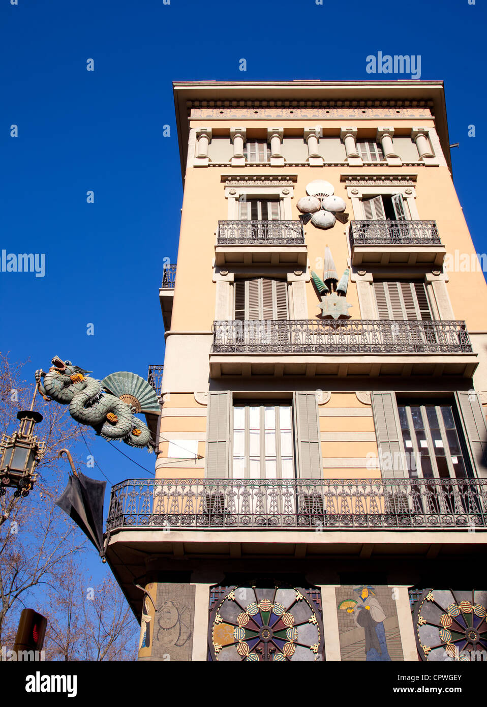 Barcelone Ramblas street dragon dans la Plaza de la Boqueria par l'architecte Josep Vilaseca Banque D'Images