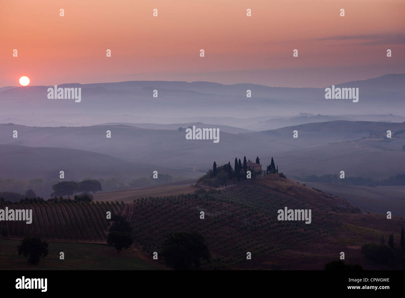 Ferme toscane typique, Il Belvedere, et le paysage à San Quirico d'Orcia en Val D'Orcia, Toscane, Italie Banque D'Images