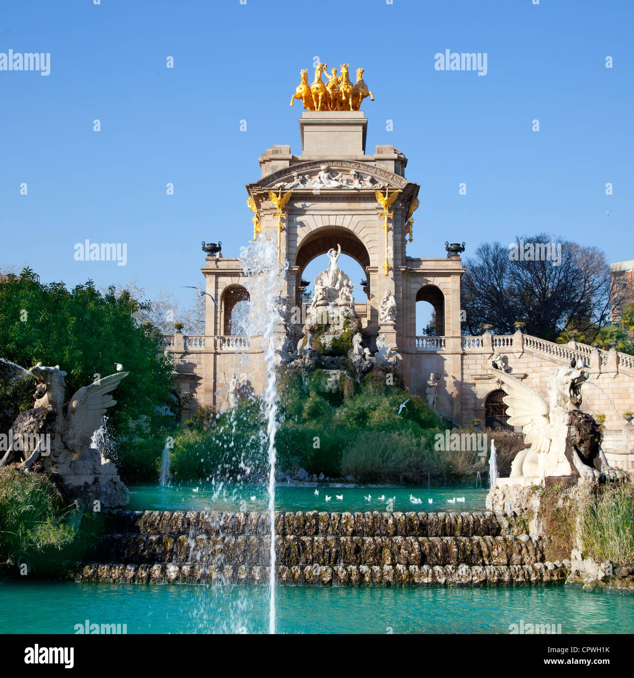 Lac du parc Ciudadela Barcelone fontaine avec golden quadriga d'Aurora Banque D'Images