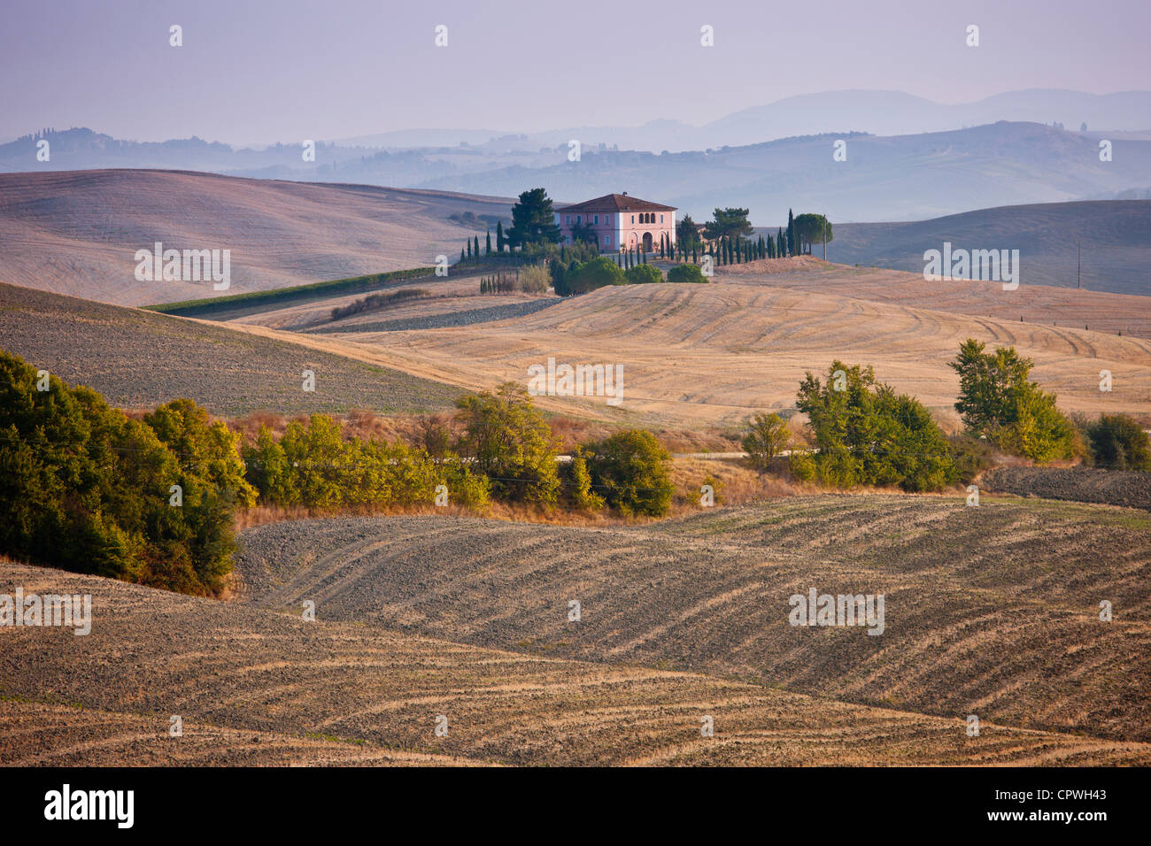 Ferme toscane typique et paysage près de Montalcino, Val D'Orcia, Toscane, Italie Banque D'Images