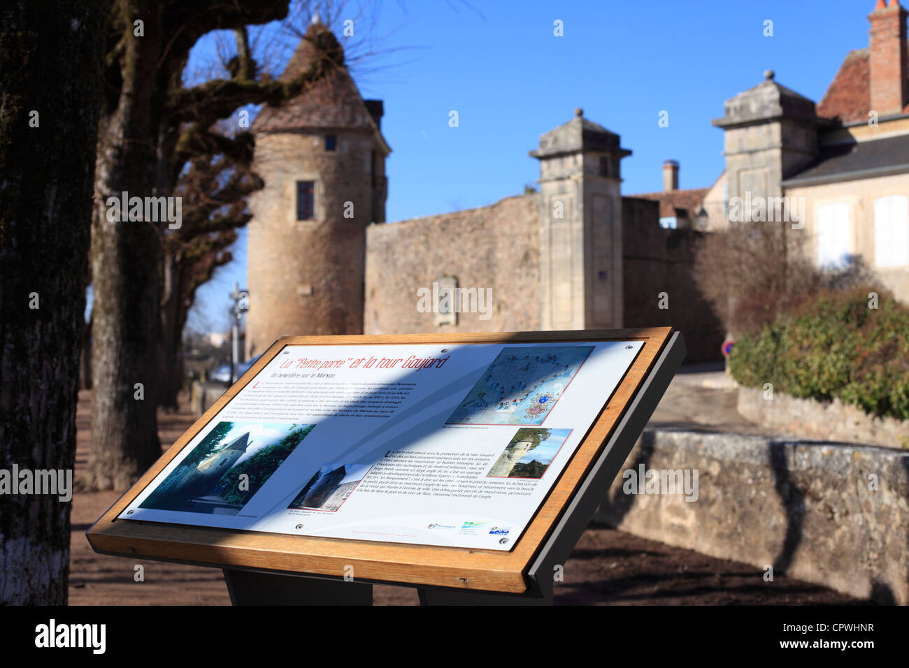 Entrée fortifiée à Avallon en Bourgogne, France - La petite porte et Gaujaud Tower. Banque D'Images