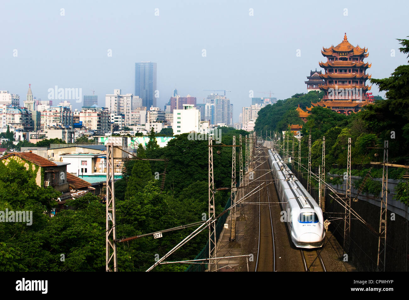 Un train à grande vitesse CRH en passant par la pagode de la grue jaune à Wuhan, Chine. Banque D'Images