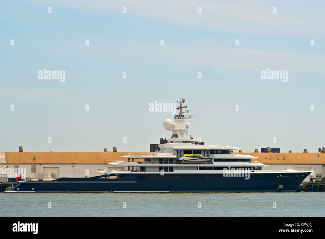 Location de Luna, détenue par le milliardaire russe Roman Abramovich, amarré à Brooklyn, New York le 3 juin 2012 Banque D'Images