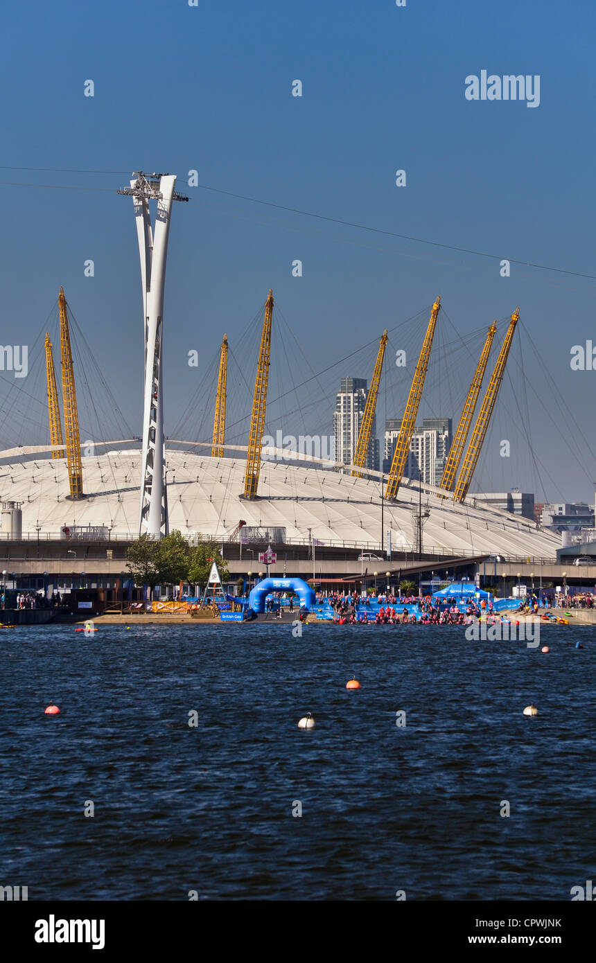 La British Gas Grand Londres Natation - Royal Victoria Dock au London's ExCel. - Dans l'arrière-plan le London O2 Arena Banque D'Images