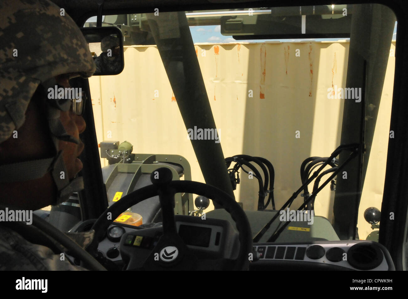 Le sgt. jamila brown, 453e compagnie de transport de fret à l'intérieur des terres, Corpus Christi, Texas, démontre le bon fonctionnement du terrain accidenté-container, RT240, au cours de l'exercice Red dragon 2012 à fort mccoy, wis. Banque D'Images