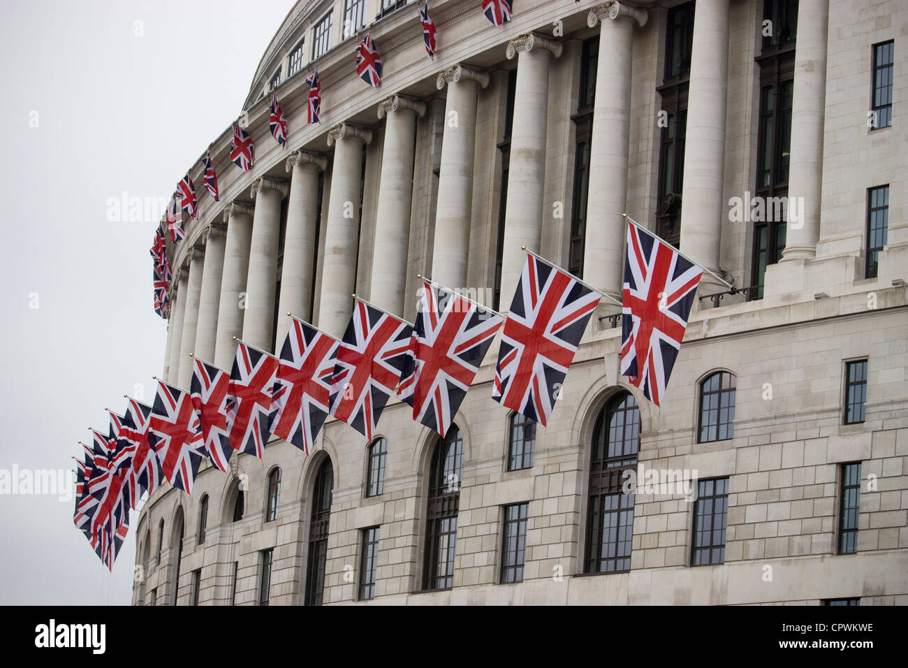 Unilever Building, Blackfriars, Londres, Royaume-Uni décoré de drapeaux de l’Union Jack lors des célébrations du jubilé de diamant de la Reine Banque D'Images