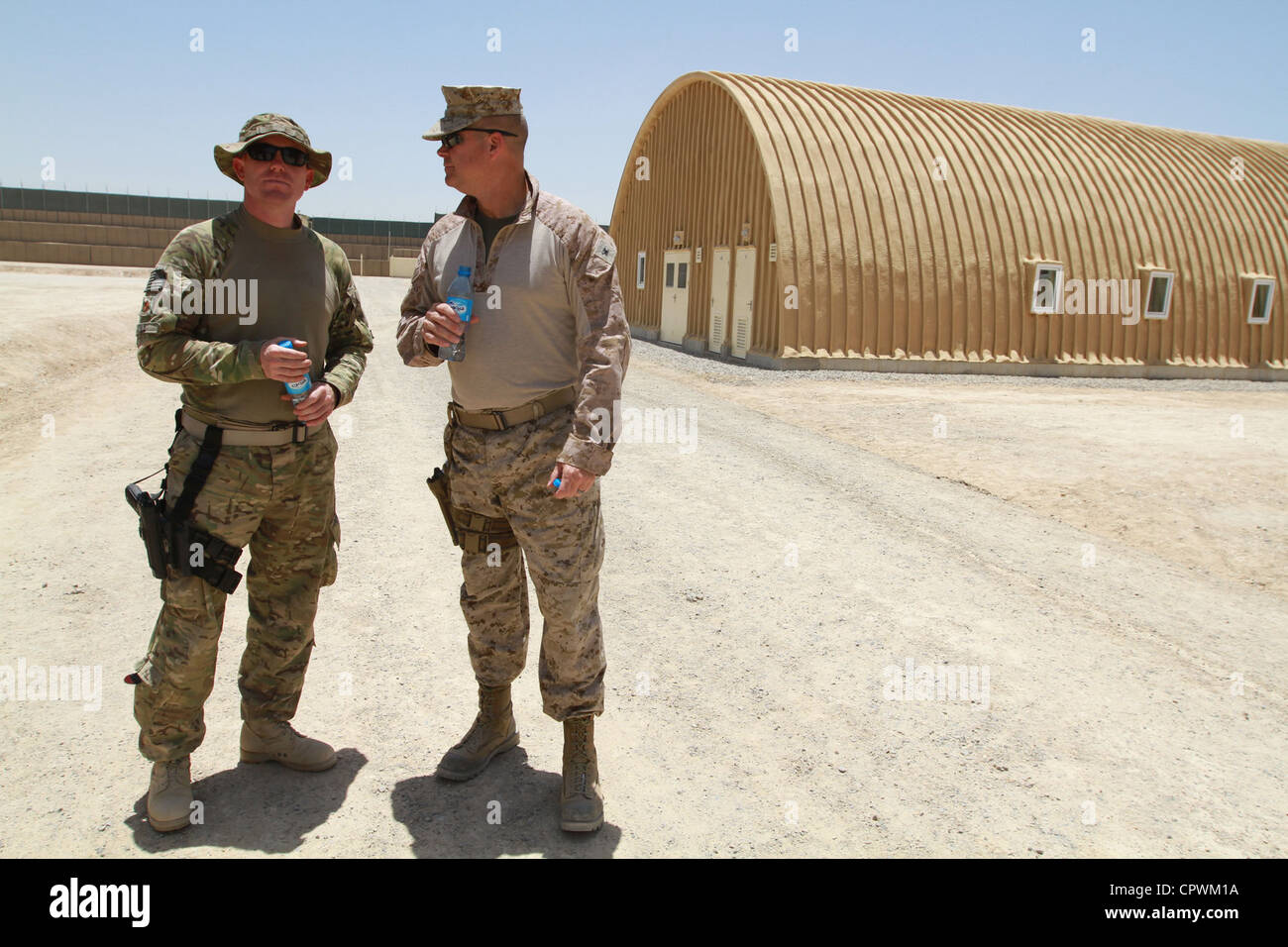 CDR Lt. Marine US Russ Pyle, à gauche, ingénieur de la Mission d'entraînement de l'OTAN, Commandement du soutien régional de l'Afghanistan, s'entretient avec le Colonel F. Scott Anderson du corps maritime des États-Unis, dans les casernes de la police frontalière afghane à Lashkar Gah, province de Helmand, Afghanistan, le 1er juin 2012. Banque D'Images