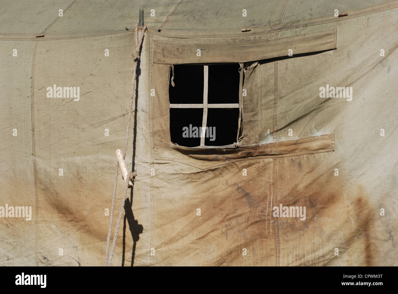 Partie de tente militaire dont les fenêtres sont fermées Banque D'Images