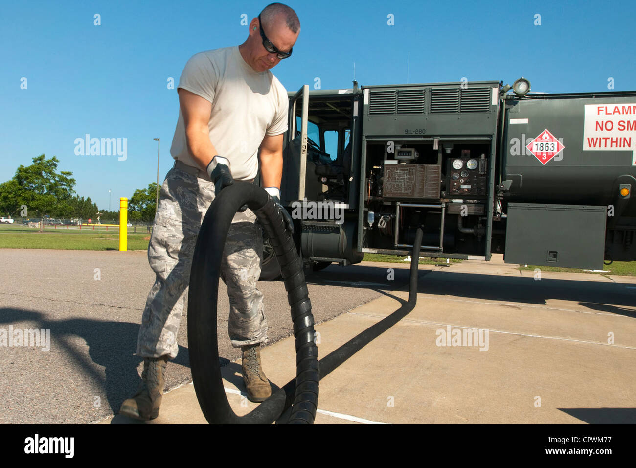 Les aviateurs du 169e Escadron de préparation logistique, section des huiles et lubrifiants pétroliers, effectuent des inspections de point de contrôle sur leur flotte de camions de ravitaillement R-11 à la base de la Garde nationale commune McEntyre, L.C. (2 juin 2012). Sgt. Maître George Poole, Sgt. Tech. Christopher Rabon et le sergent d'état-major. Louis Stacks effectue l'inspection, chaque Airman est responsable des tâches spécifiques qu'il doit suivre de la liste de contrôle. Banque D'Images