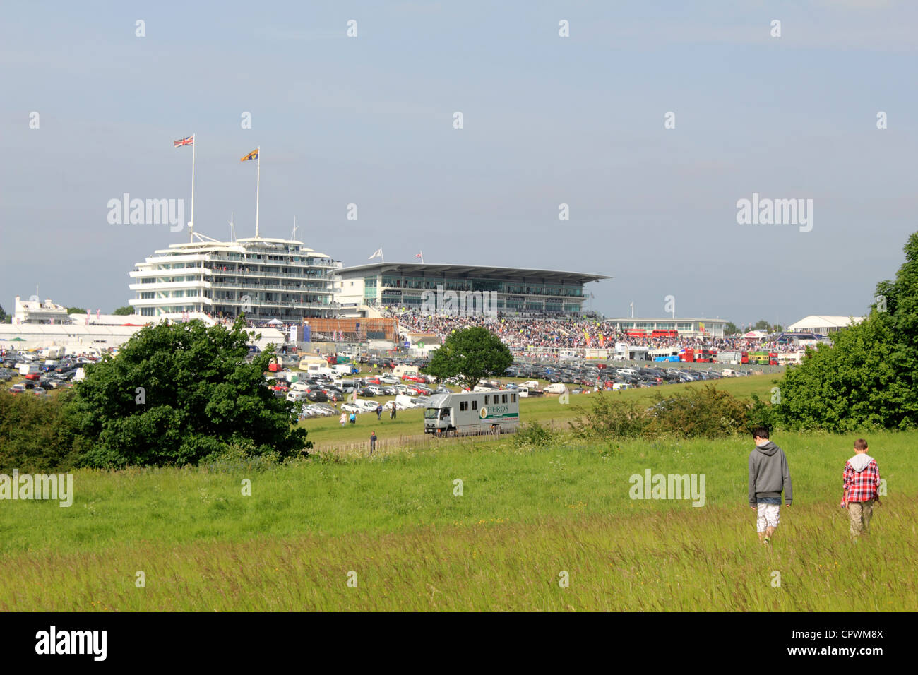 Le Grandstand sur Derby Day at Epsom Downs Surrey England UK Banque D'Images