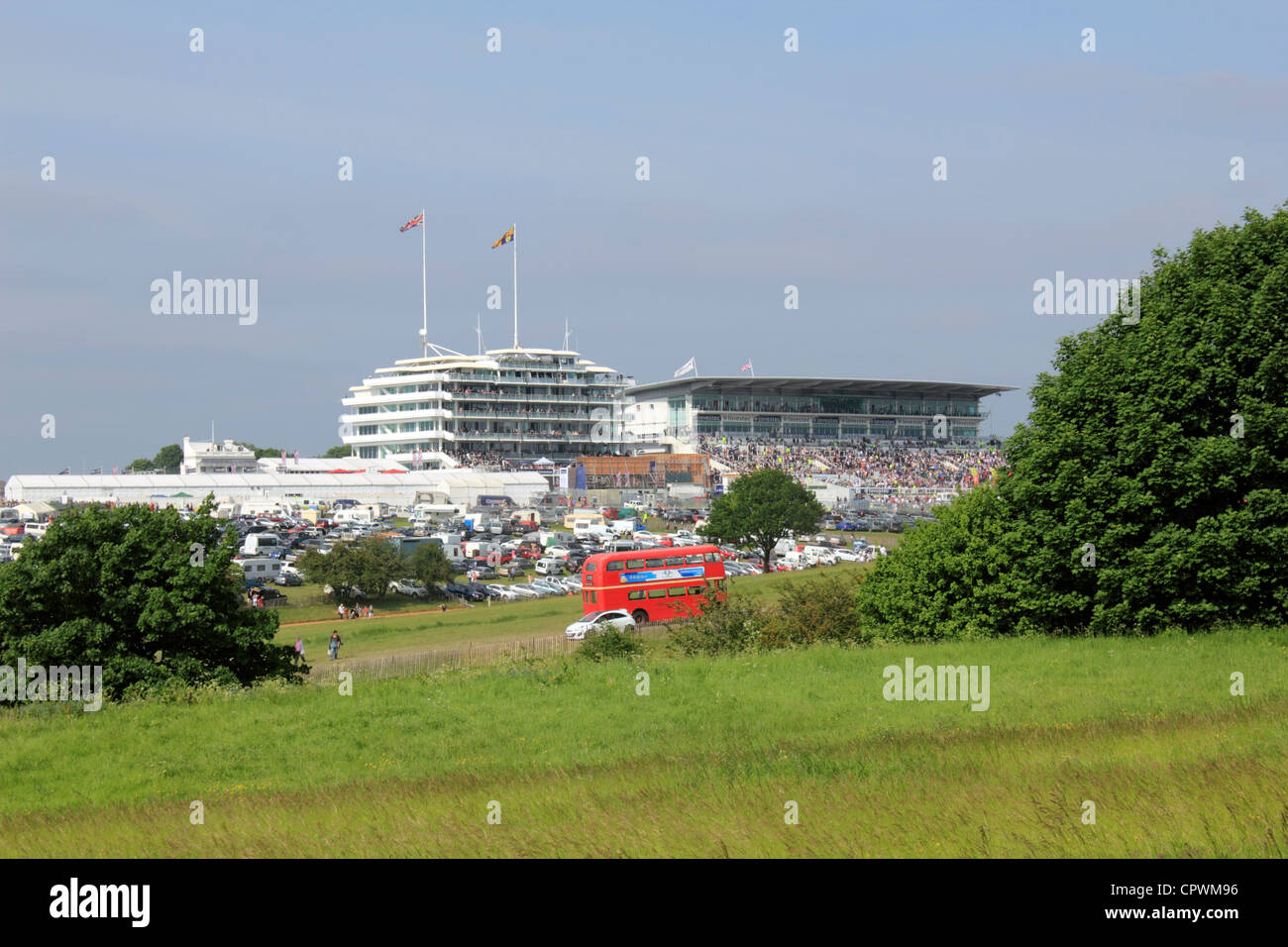 Le Grandstand sur Derby Day at Epsom Downs Surrey England UK Banque D'Images