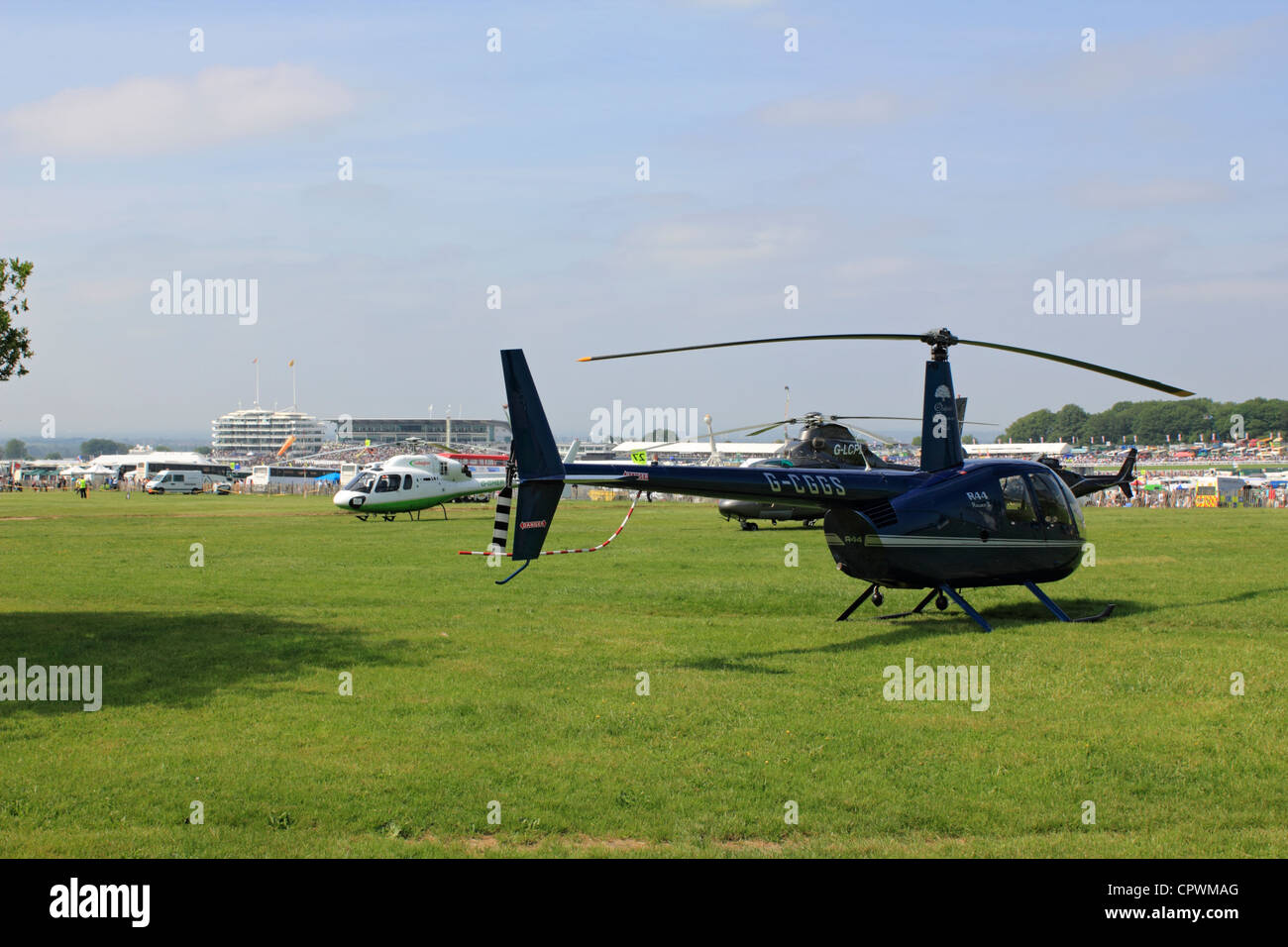 Hélicoptère stationné sur Epsom Downs sur Derby Day. Surrey England UK Banque D'Images