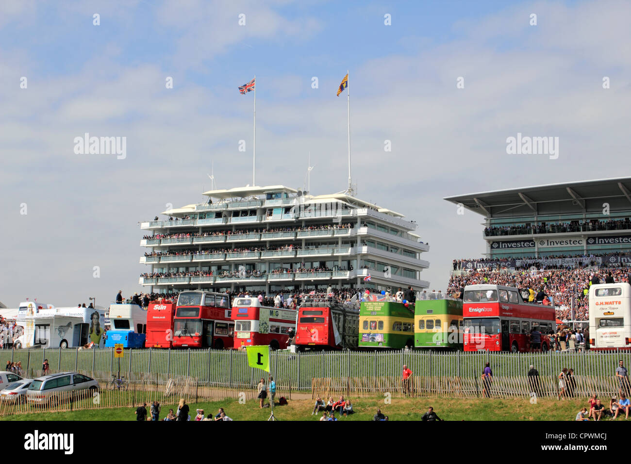 Double decker bus en face de la tribune. Derby Day sur Epsom Downs Surrey England UK Banque D'Images