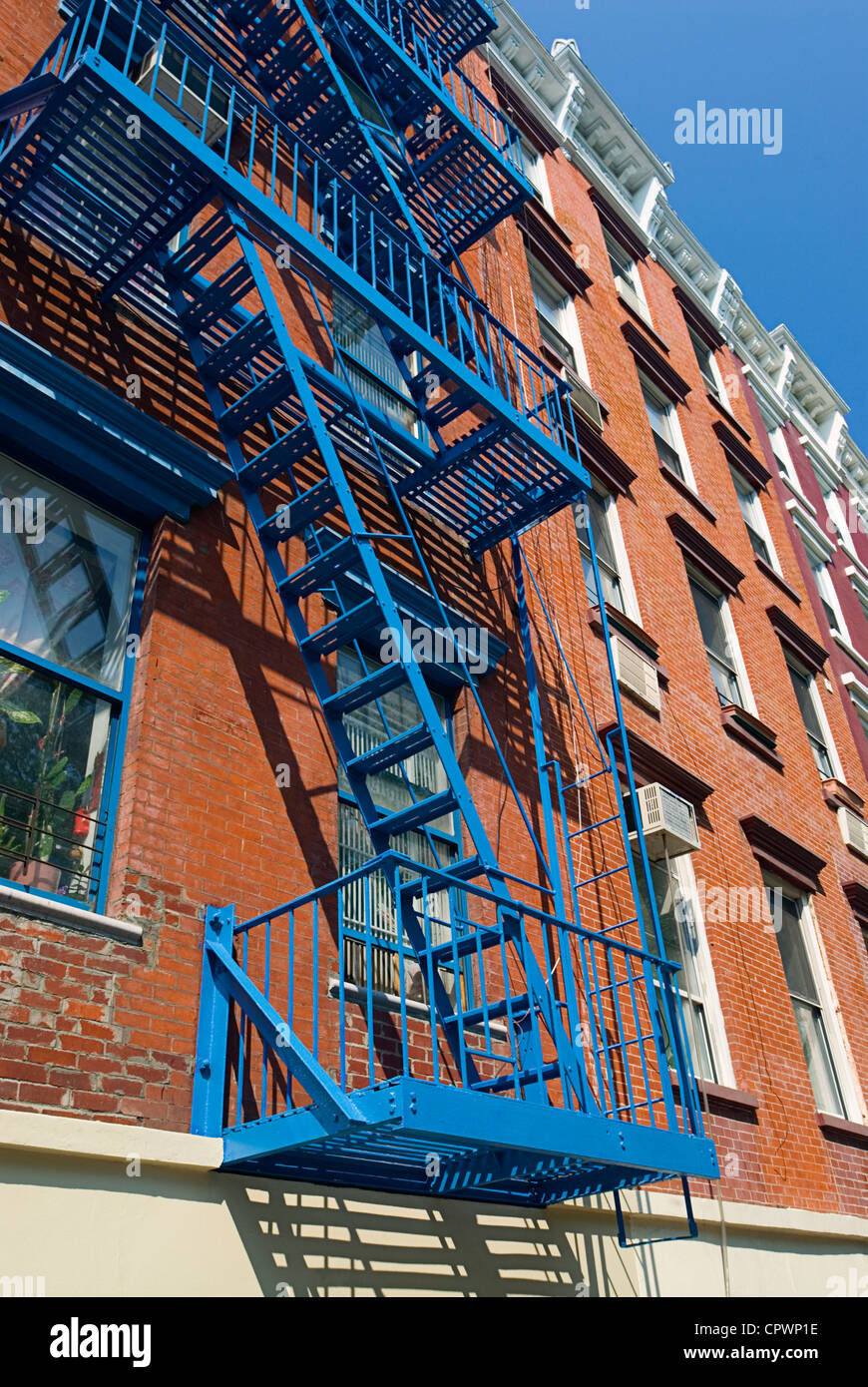 Un escalier de secours de la ville de New York East Village du quartier. Banque D'Images
