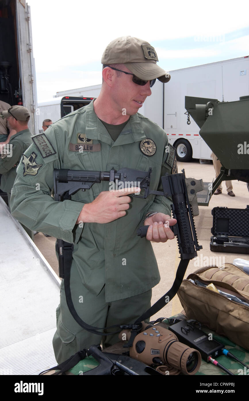 Homme de race blanche Texas Rangers Ministère de la sécurité publique de l'équipe SWAT de la division des opérations spéciales d'armes à feu de type militaire poignées Banque D'Images