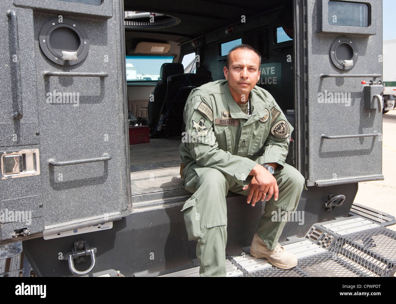 Membre masculin de la Texas Ministère de la Sécurité publique, division de l'Équipe SWAT Rangers du Texas se trouve dans un véhicule blindé pendant l'exercice Banque D'Images