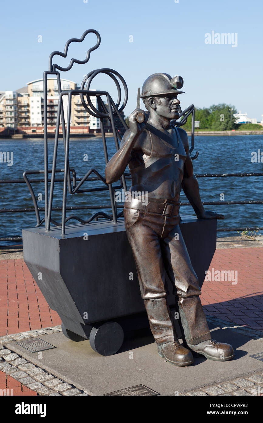 "Depuis la fosse à Port' Sculpture par John Clinch - Statue de Mineur de Charbon de Cardiff Bay Banque D'Images