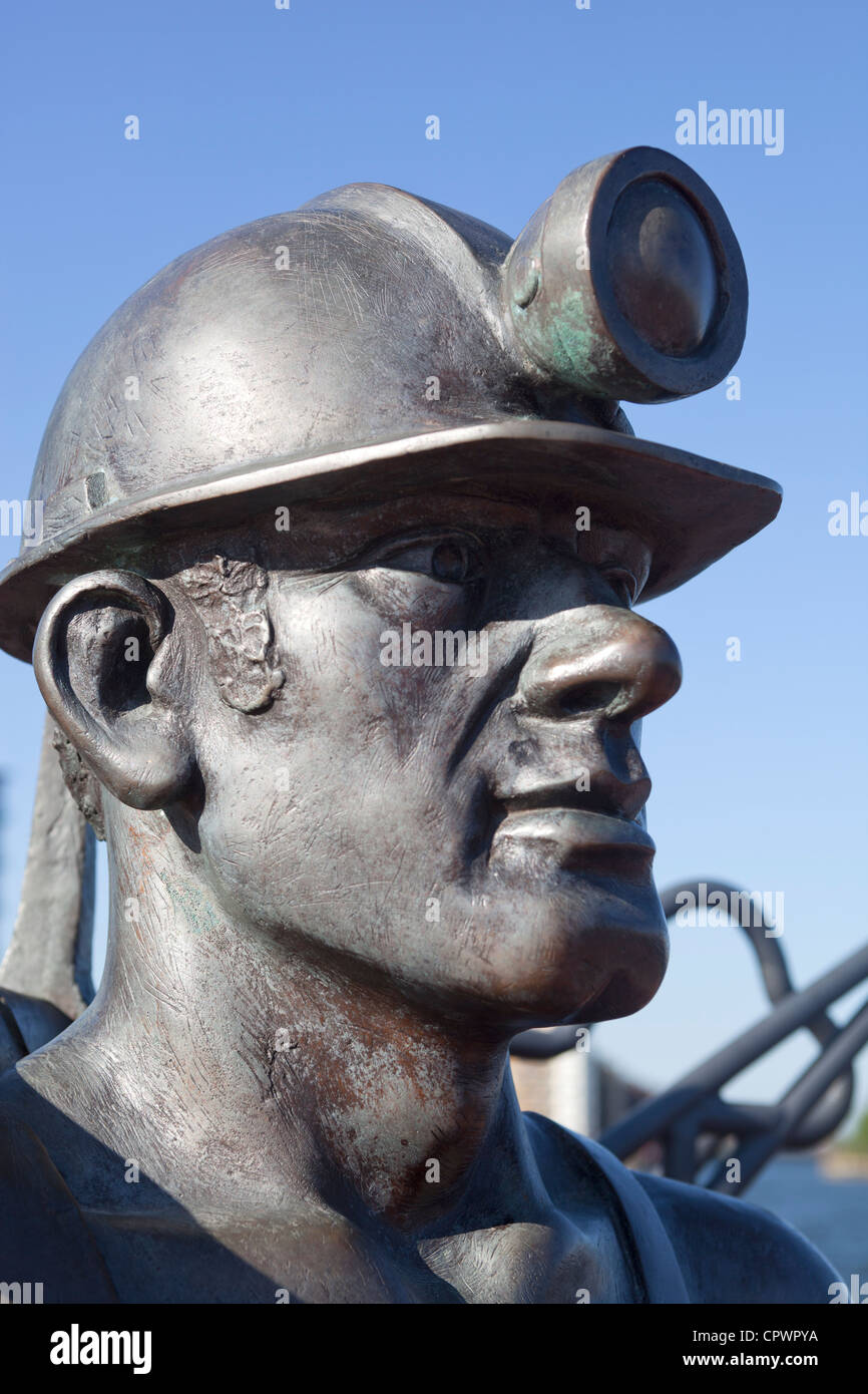 "Depuis la fosse à Port' Sculpture par John Clinch - Statue de Mineur de Charbon de Cardiff Bay Banque D'Images