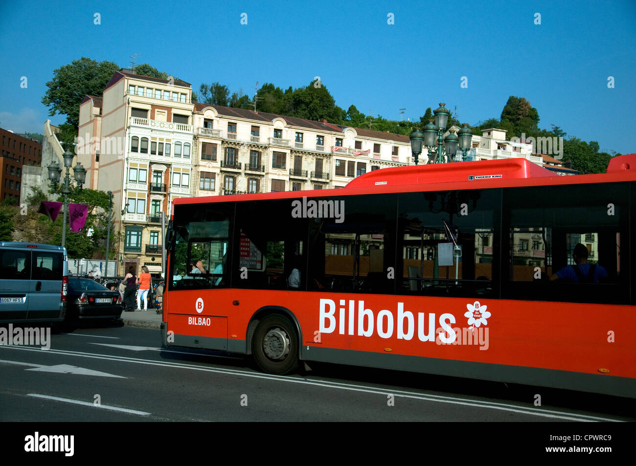 Bilbao city transport comprend un métro et des flottes de l'Bilbobus rouge vif Banque D'Images