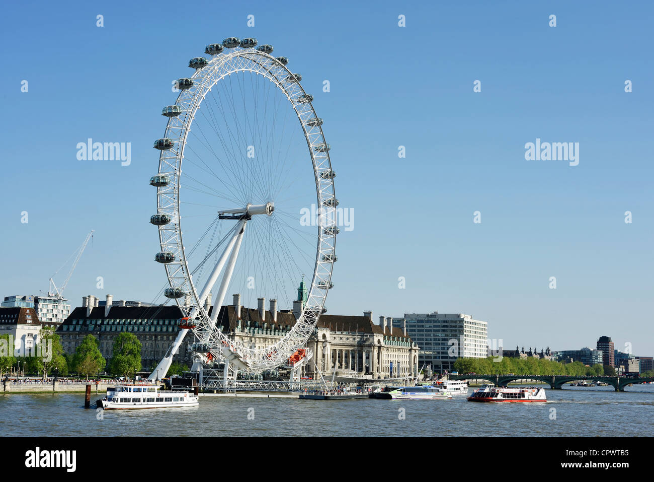 Le London Eye vu de Victoria Embankment Banque D'Images