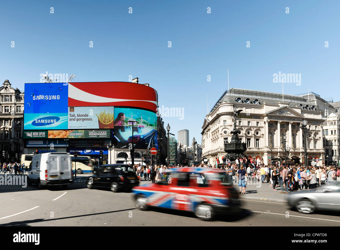 Des foules de touristes et de trafic à Piccadilly Circus, au centre de Londres Banque D'Images