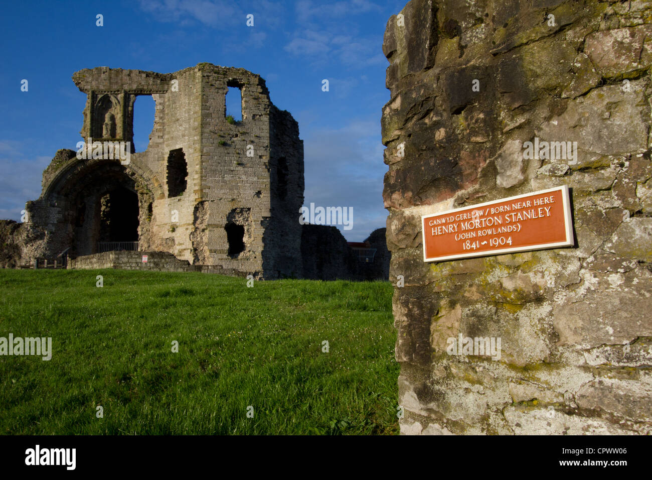 Denbigh Castle et plaque à Henry Morton Stanley dans a ville de Denbigh, Dinbych, dans le nord du Pays de Galles Banque D'Images