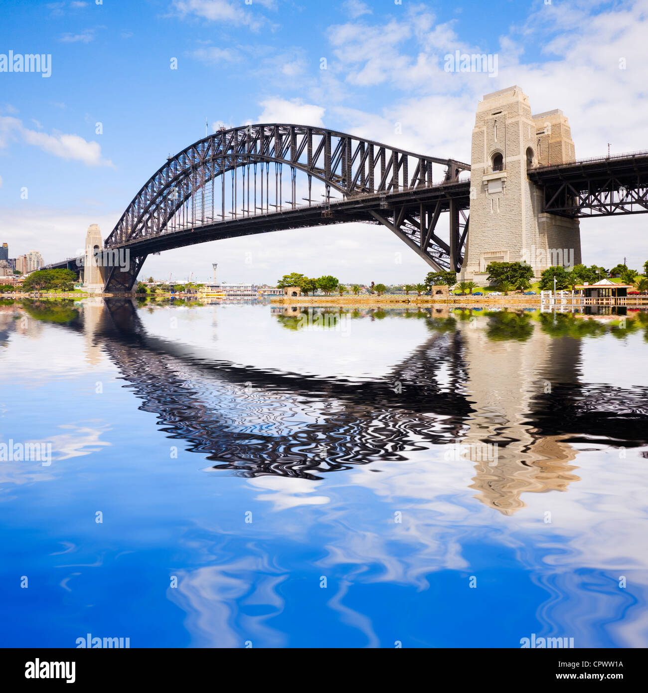 Sydney Harbour Bridge sur une belle journée ensoleillée, avec un Photoshop reflet dans le port. Banque D'Images