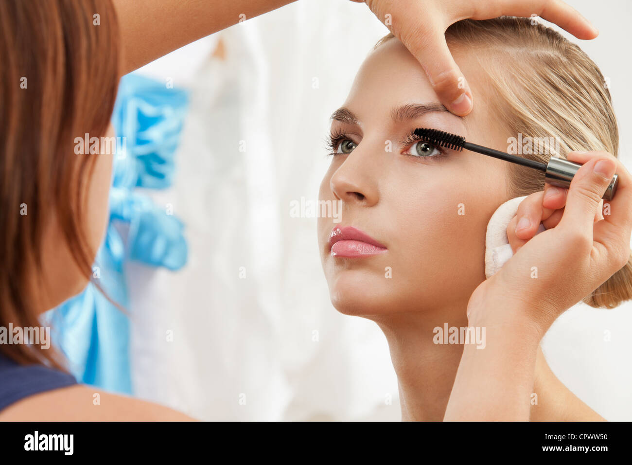 La séparation et le curling Mascara cils - maquillage pinceau artiste travaillant Banque D'Images