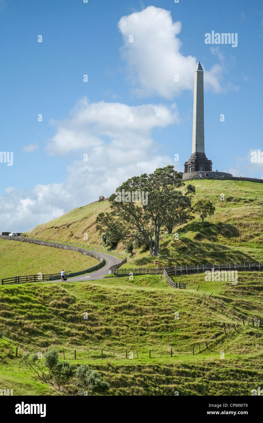 Auckland célèbre monument, One Tree Hill sur une belle après-midi d'été. Banque D'Images