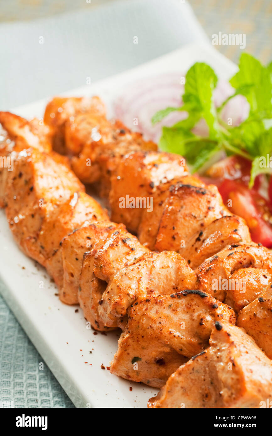 Un repas indien de poulet tikka avec salade. Banque D'Images